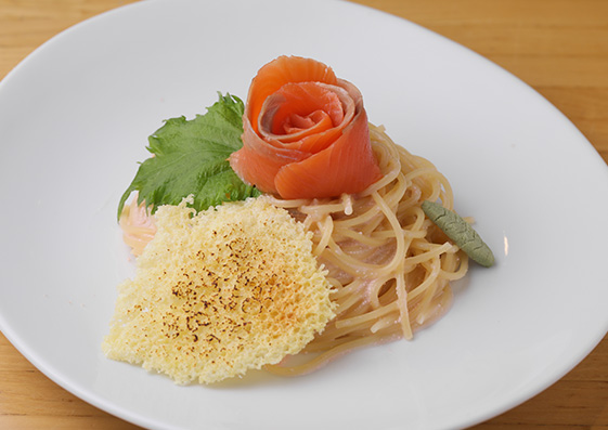 ベーコンとサーモンのわさびソース焼きチーズ添え