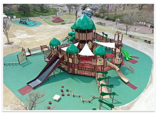 大型複合遊具も登場し、お子様連れでも楽しめます！